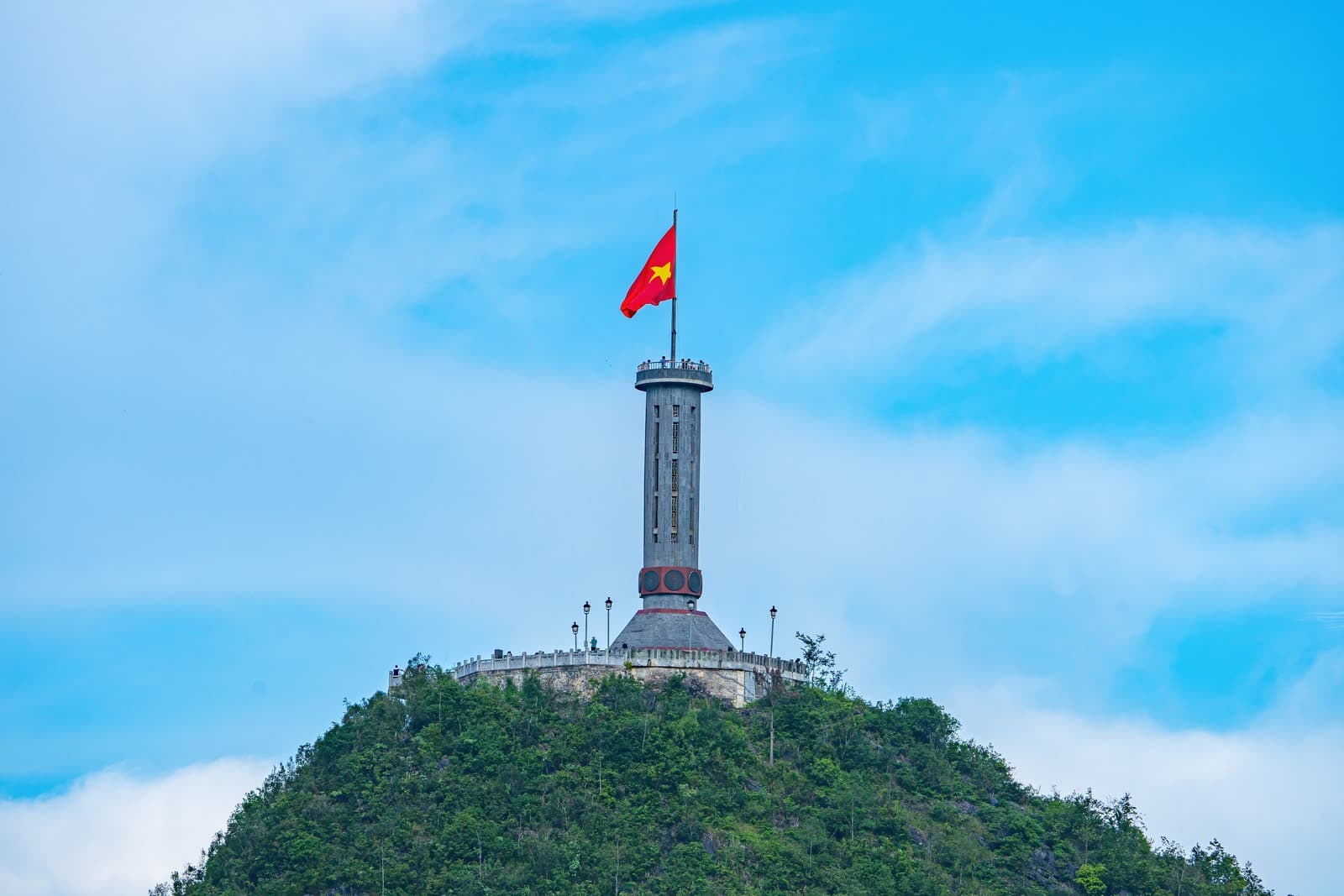 Cột cờ quốc gia vươn cao tại Hạ Giang