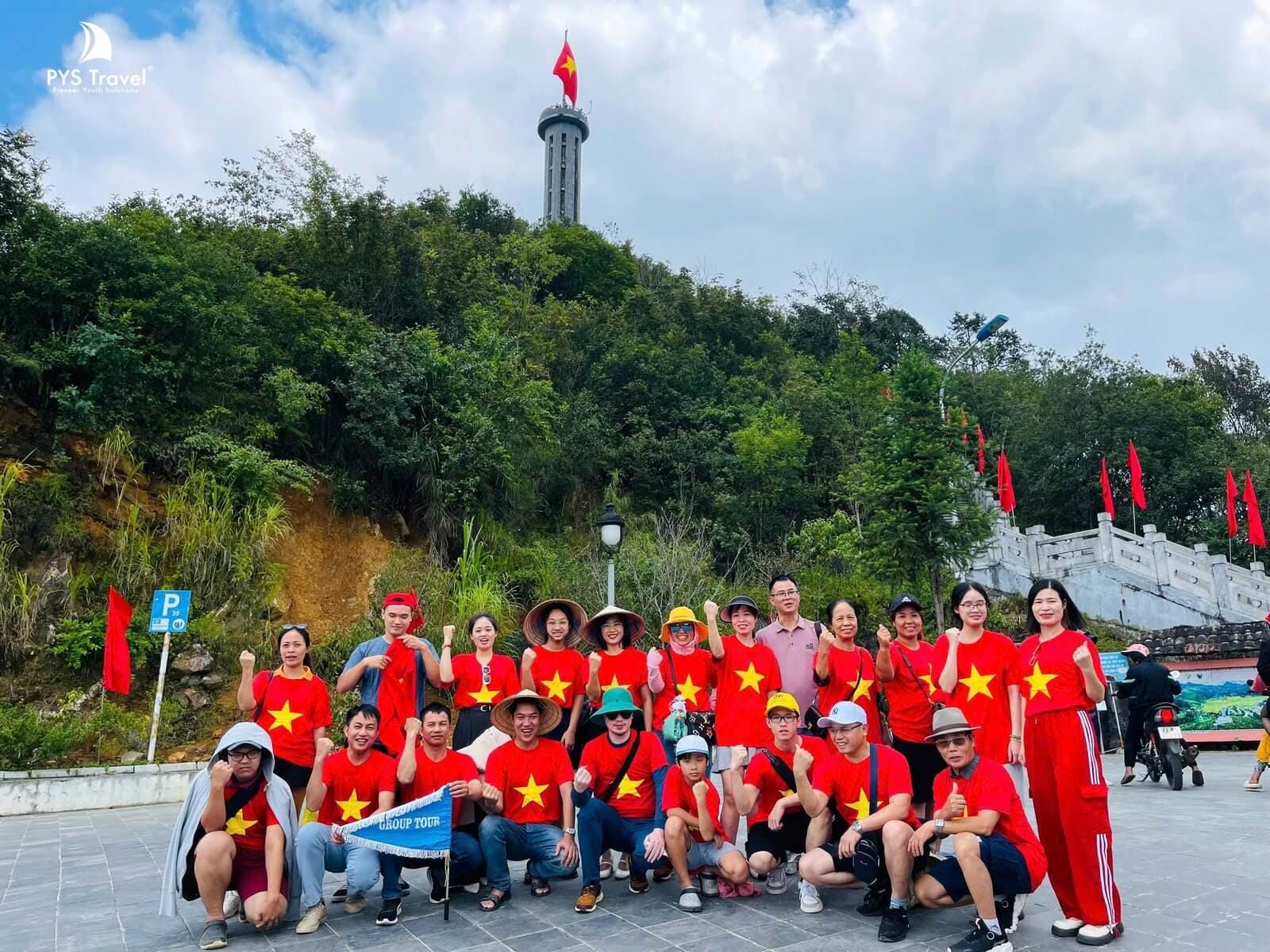 Đoàn du khách check-in dưới chân cột cờ Lũng Cú