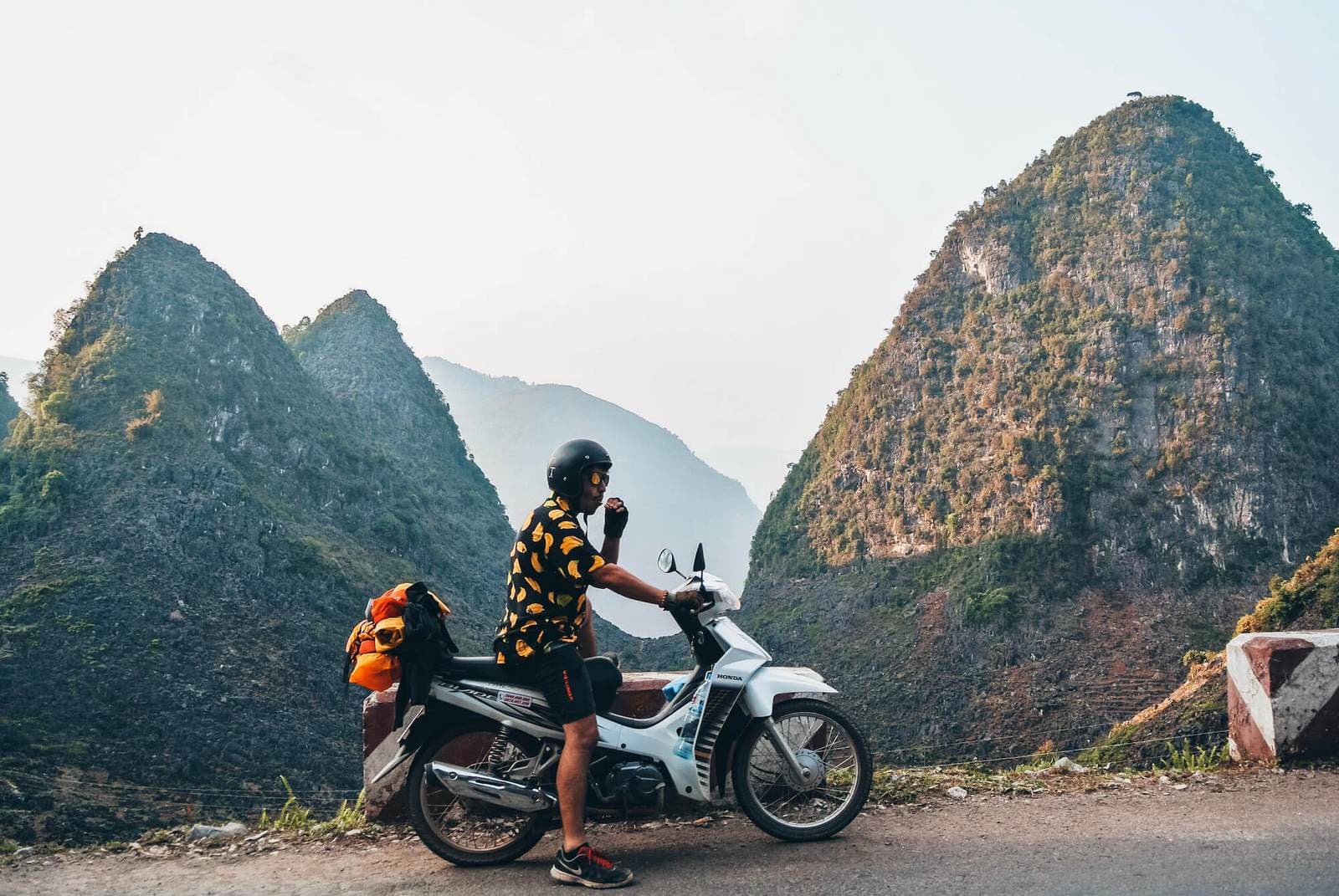 Xe máy di chuyển trên đường núi Hà Giang