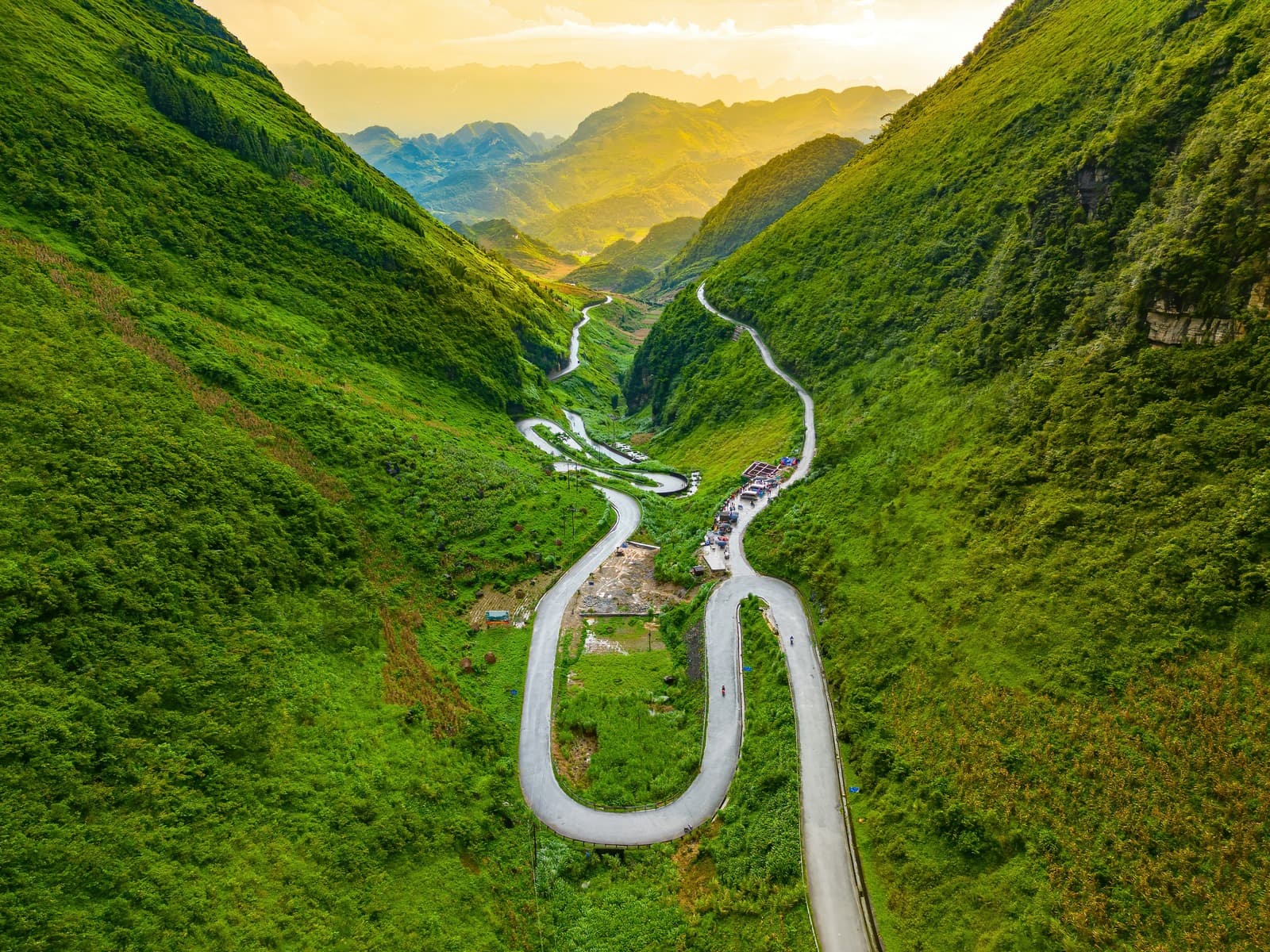 Cung đường uốn co tại Đèo Mã Pí Lèng