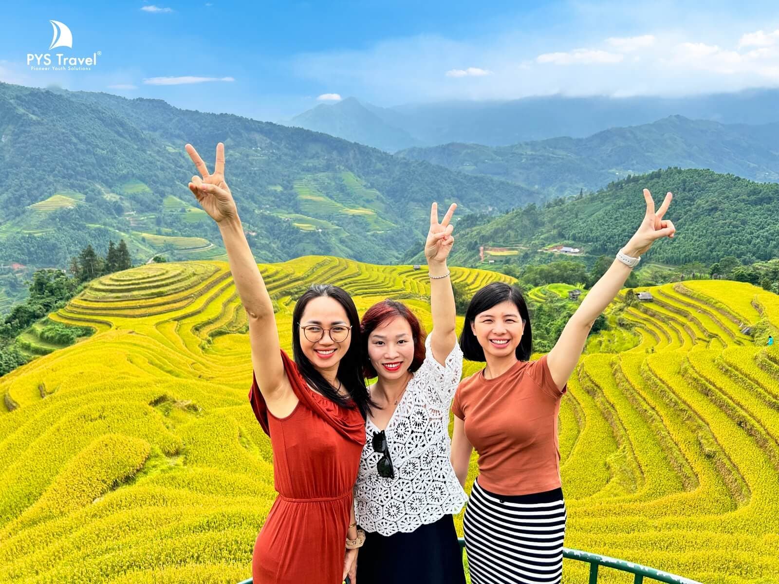 Du khách check-in tại ruộng bậc thang Hoàng Su Phì mùa lúa chín