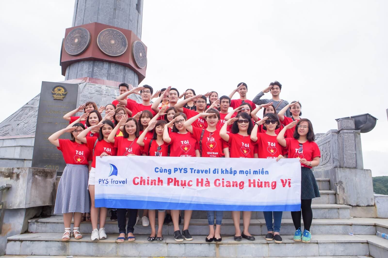 Đoàn khách PYS Travel check-in Cột Cờ Lũng Cú