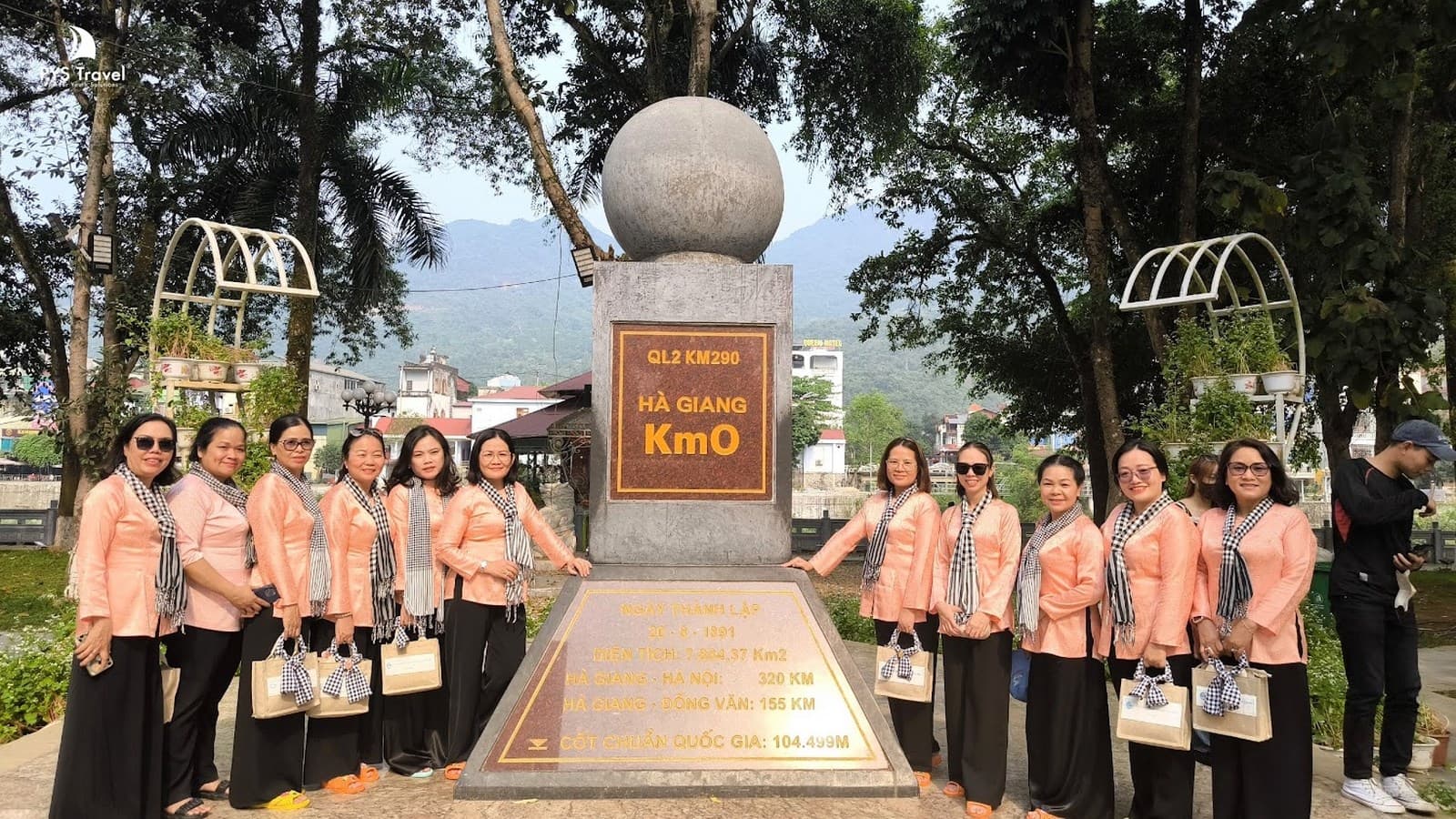 Đoàn khách PYS Travel check-in tại Cột Mốc 0km Hà Giang