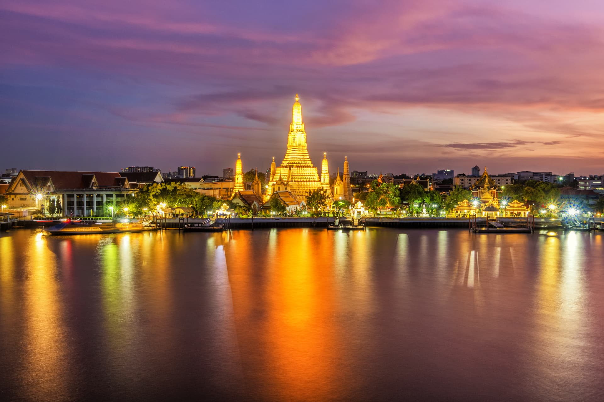 beautiful-view-wat-arun-temple-twilight-bangkok-thailand.jpg