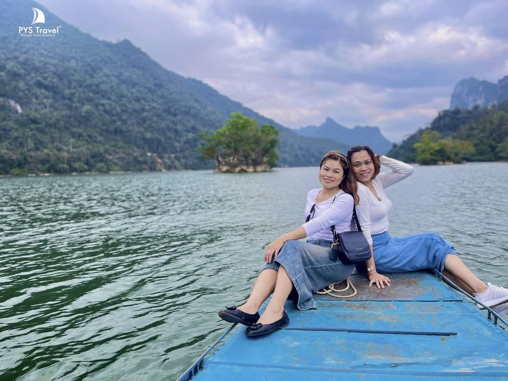 Khách PYS Travel du thuyền trên hồ Ba Bể