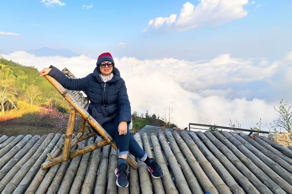 Du khách PYS Travel ngắm biển mây Y Tý