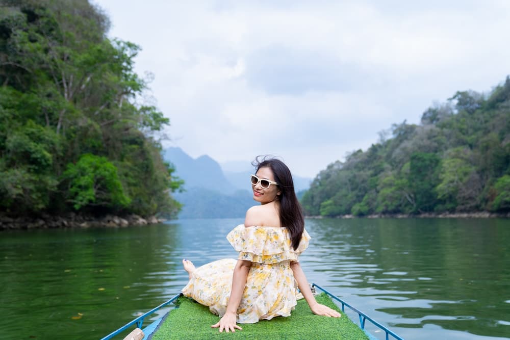 Du khách đi thuyền khám phá Hồ Ba Bể