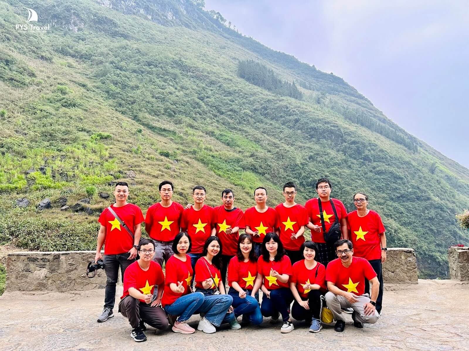 Du khách chụp ảnh tại Dốc Thẩm Mã, Hà Giang