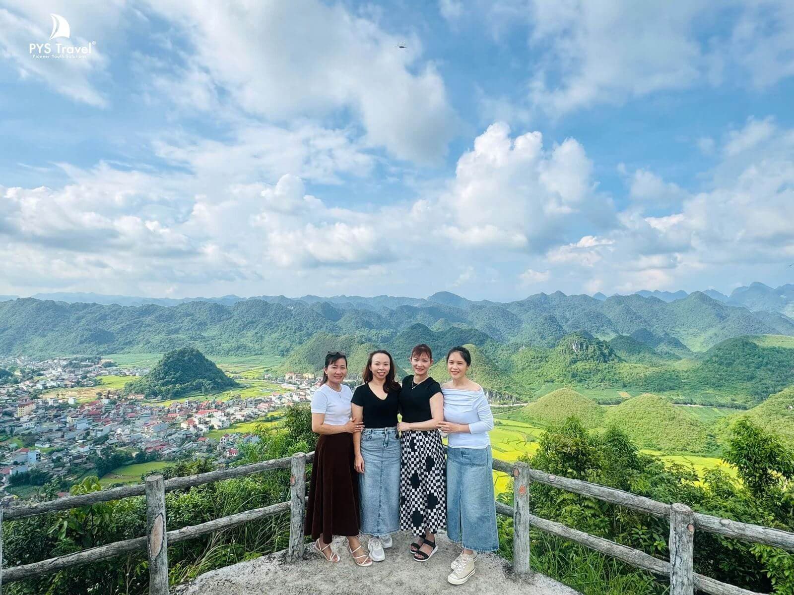 Ngắm Núi Đôi Cô Tiên từ Cổng trời Quản Bạ