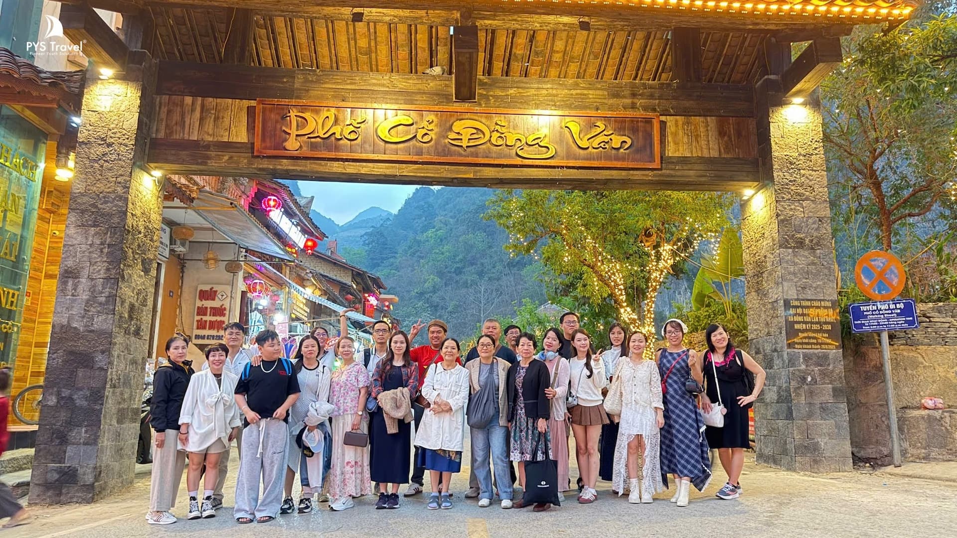 Check-in trước cổng phố cổ Đồng Văn