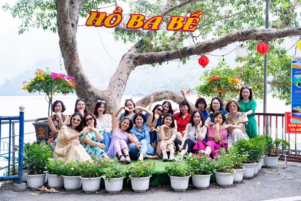 Du khách tham quan đảo bà goá, bắc kạn
