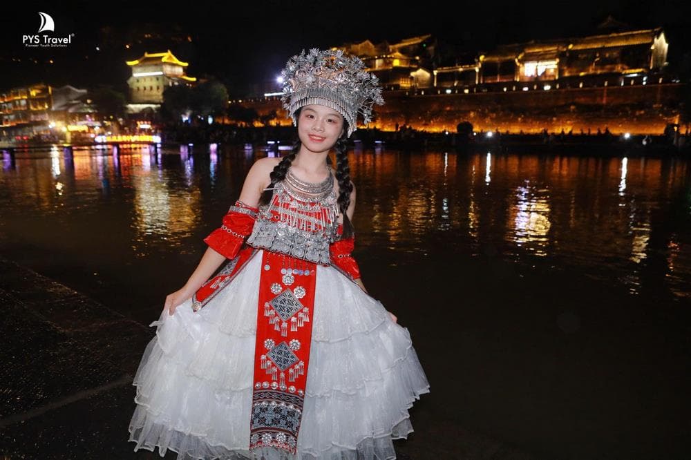Du khách PYS Travel chụp ảnh về đêm