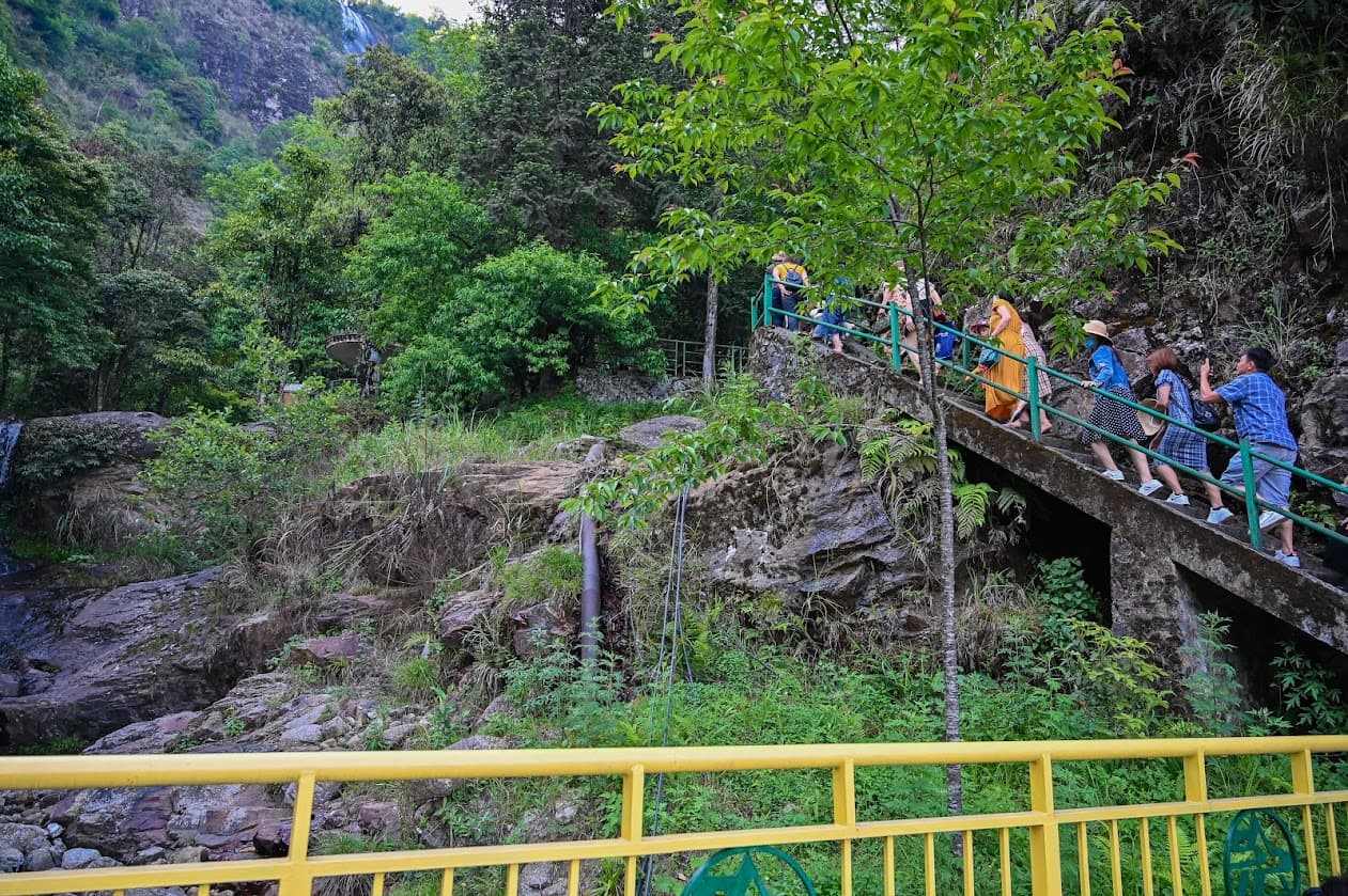 Thác nước hùng vĩ tại Sapa