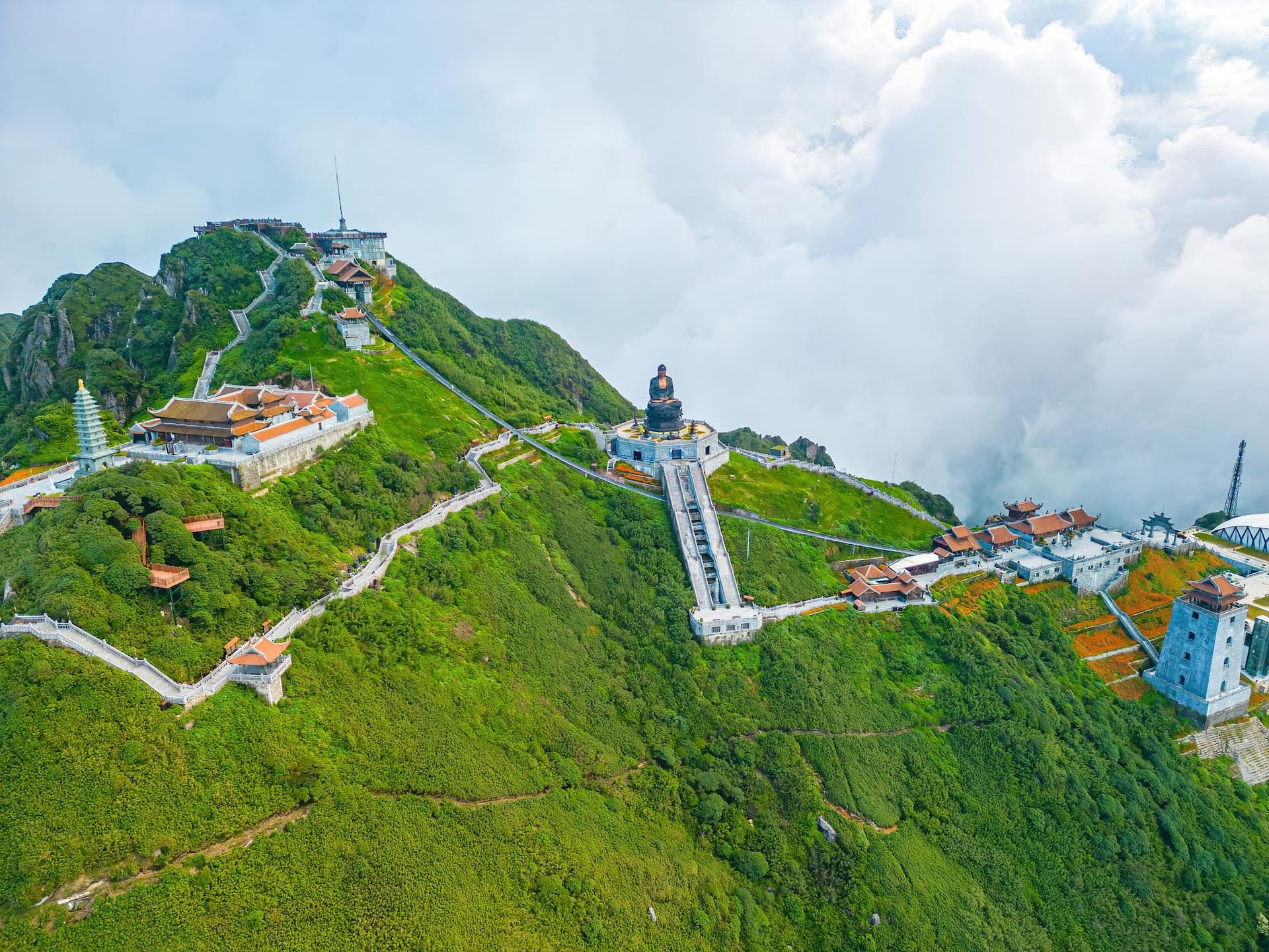 Đỉnh Fansipan từ trên cao hùng vĩ