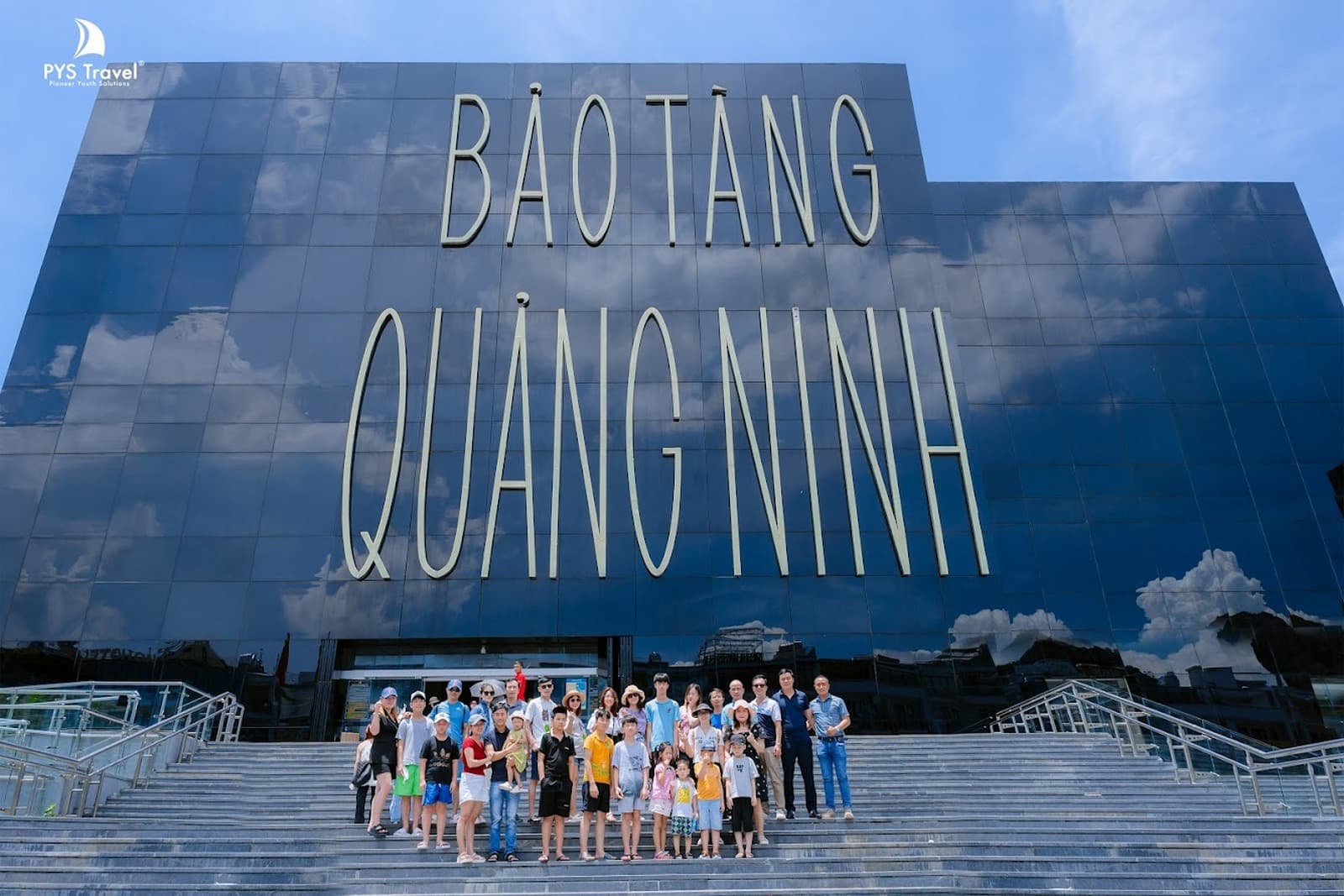 Du khách check in bên ngoài Bảo tàng Quảng Ninh