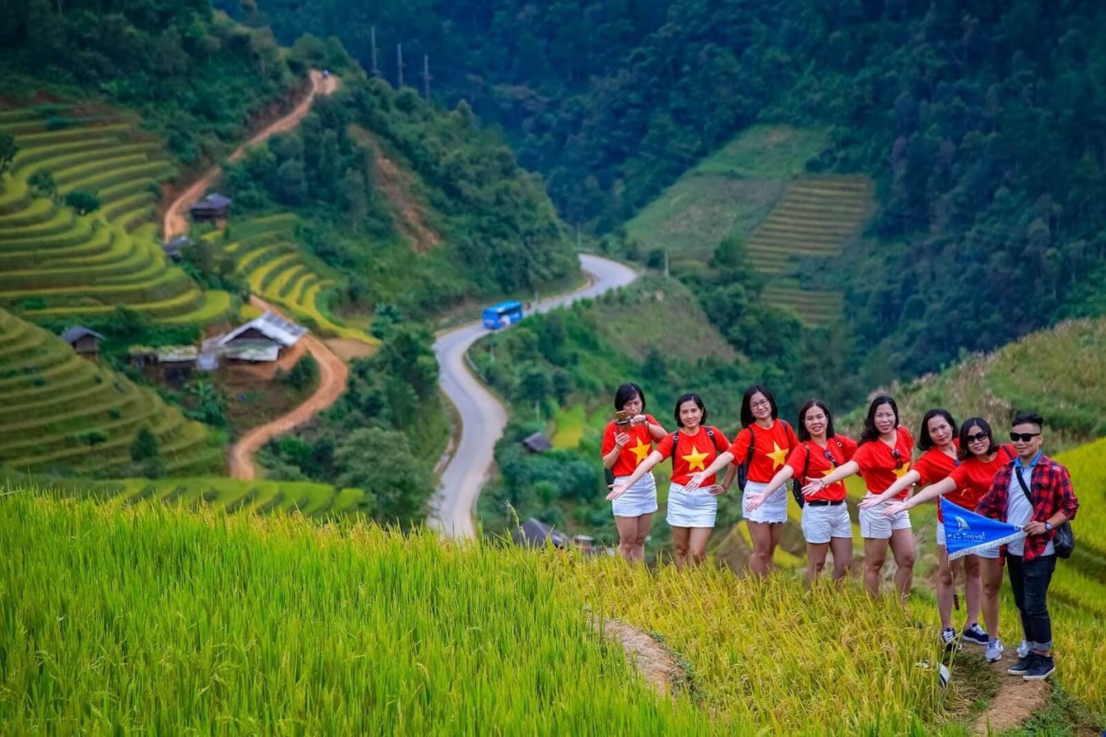 Du khách check-in tại ruộng bậc thang Mù Cang Chải