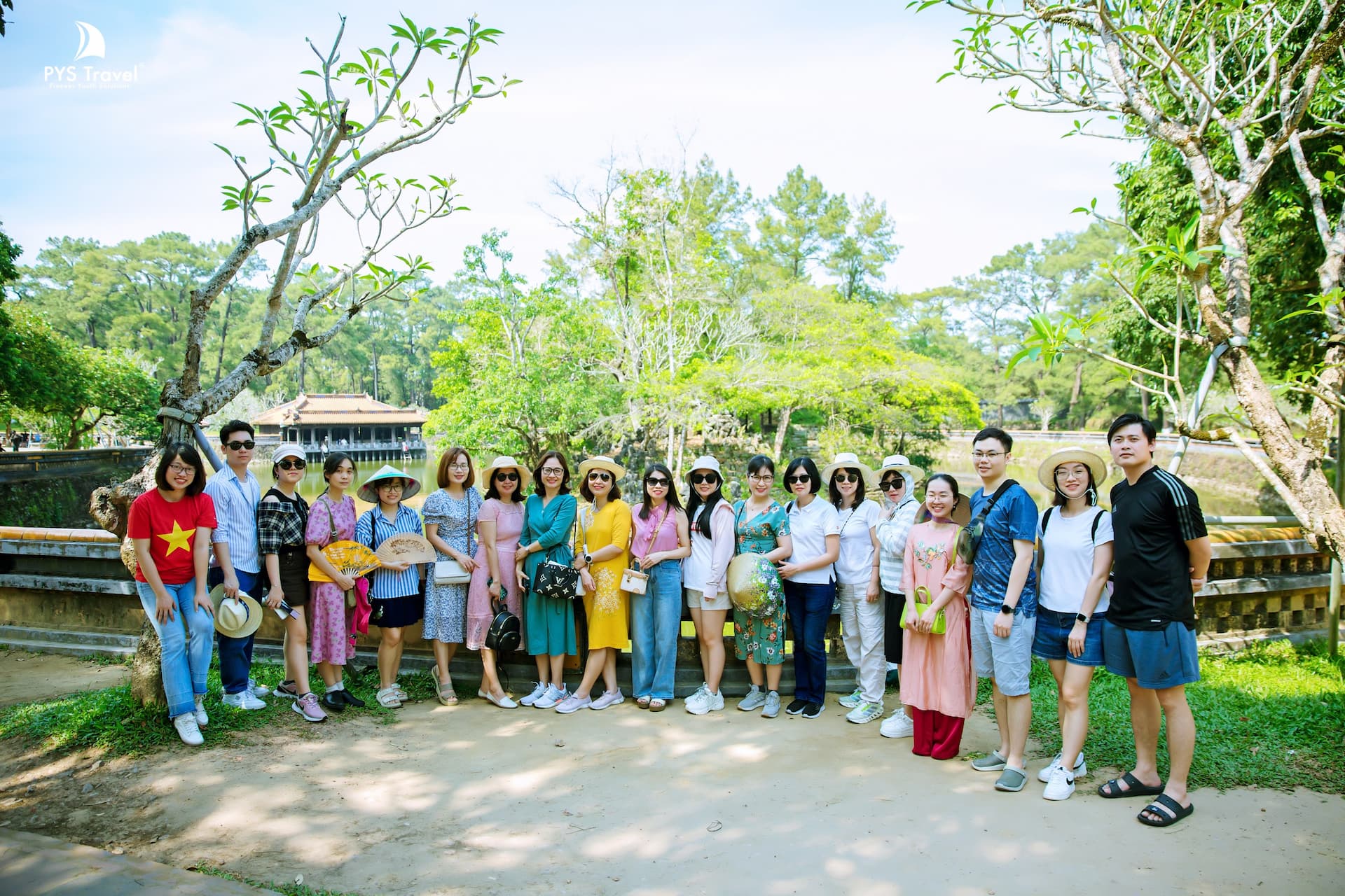 khách chụp ảnh kỷ niệm tại Huế