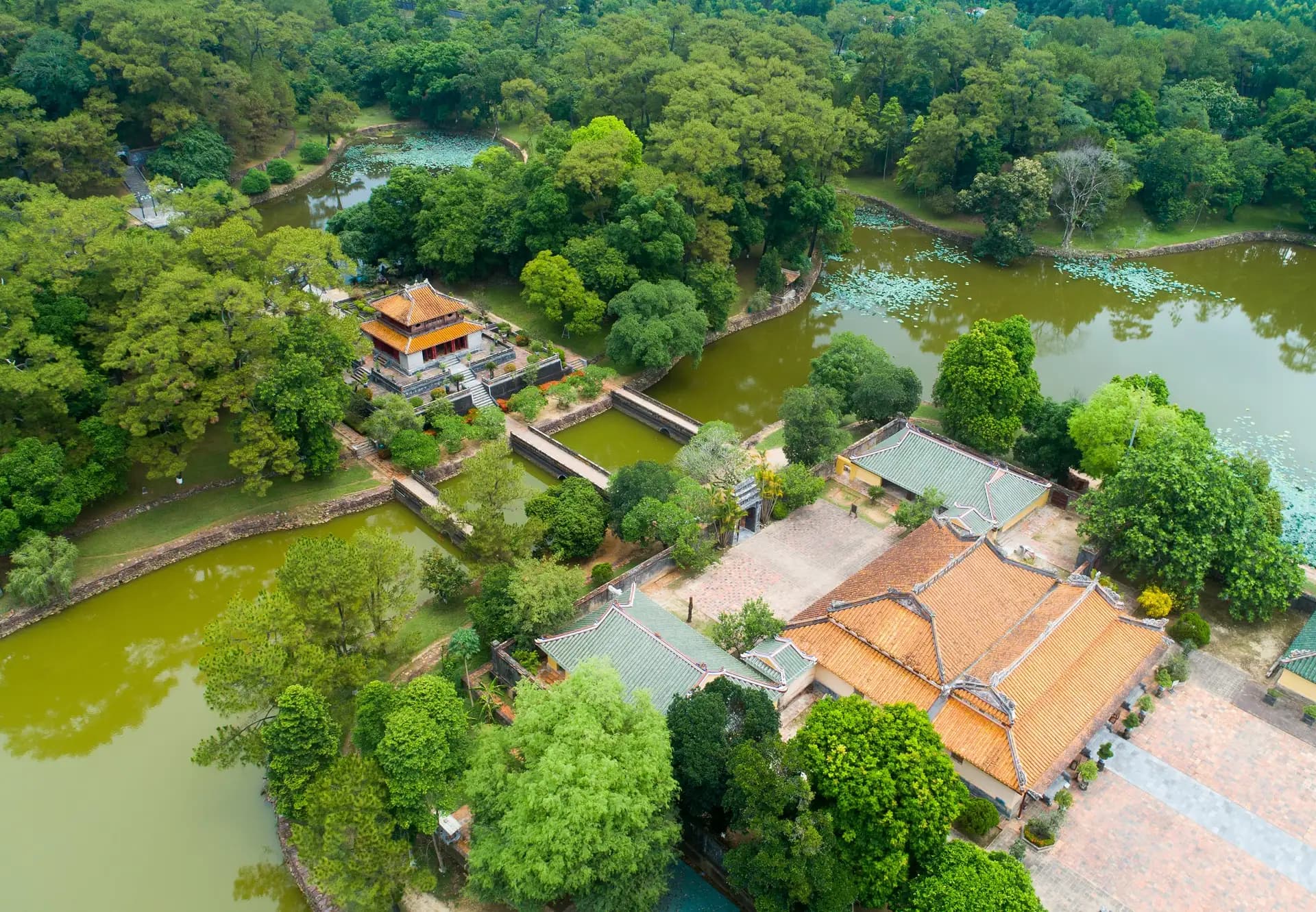 Lăng Minh Mạn nhìn từ trên cao