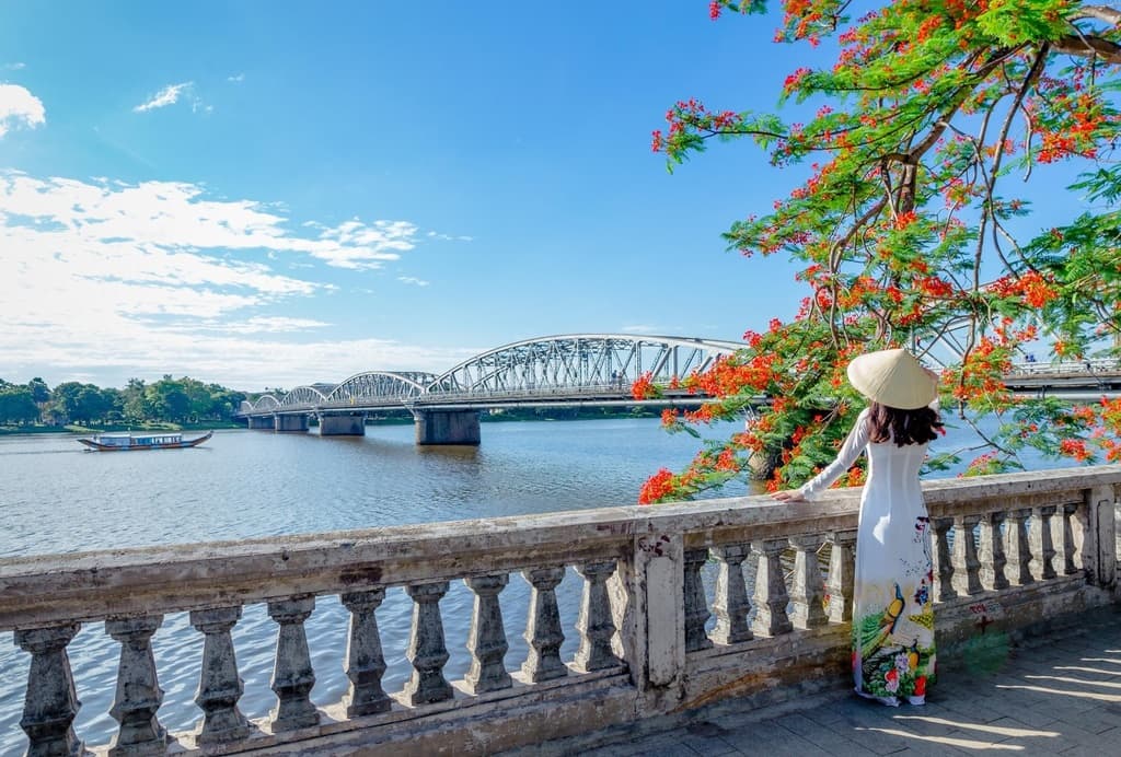 ngam-song-Huong-xu-Hue