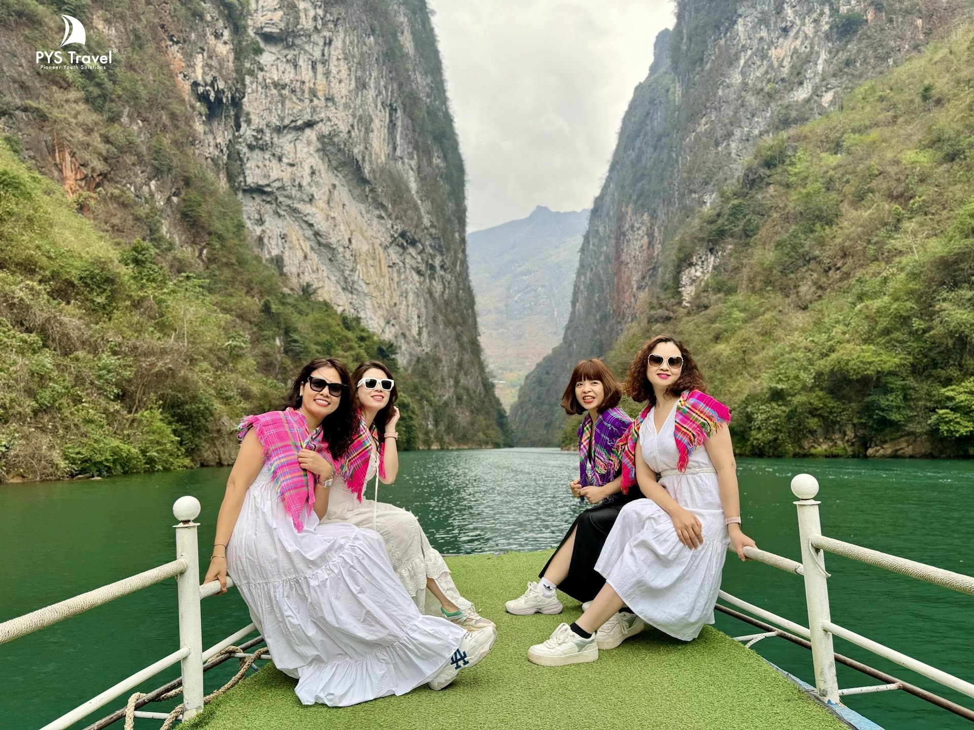 Du khách đi thuyền Sông Nho Quế Hà Giang