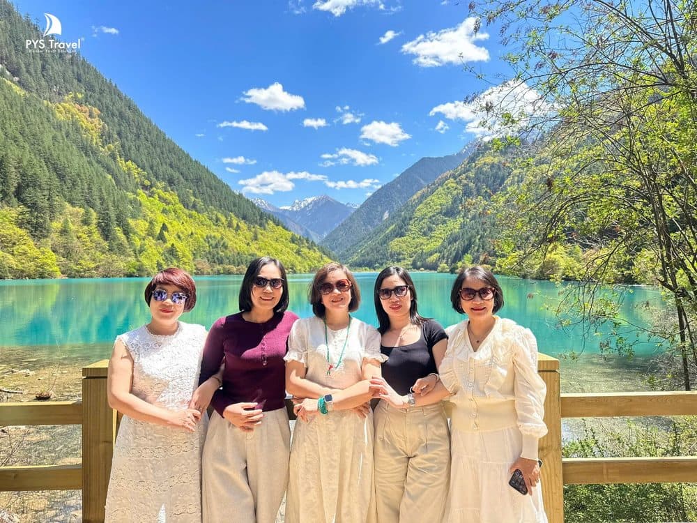 Du khách PYS Travel tham quan Cửu Trại Câu