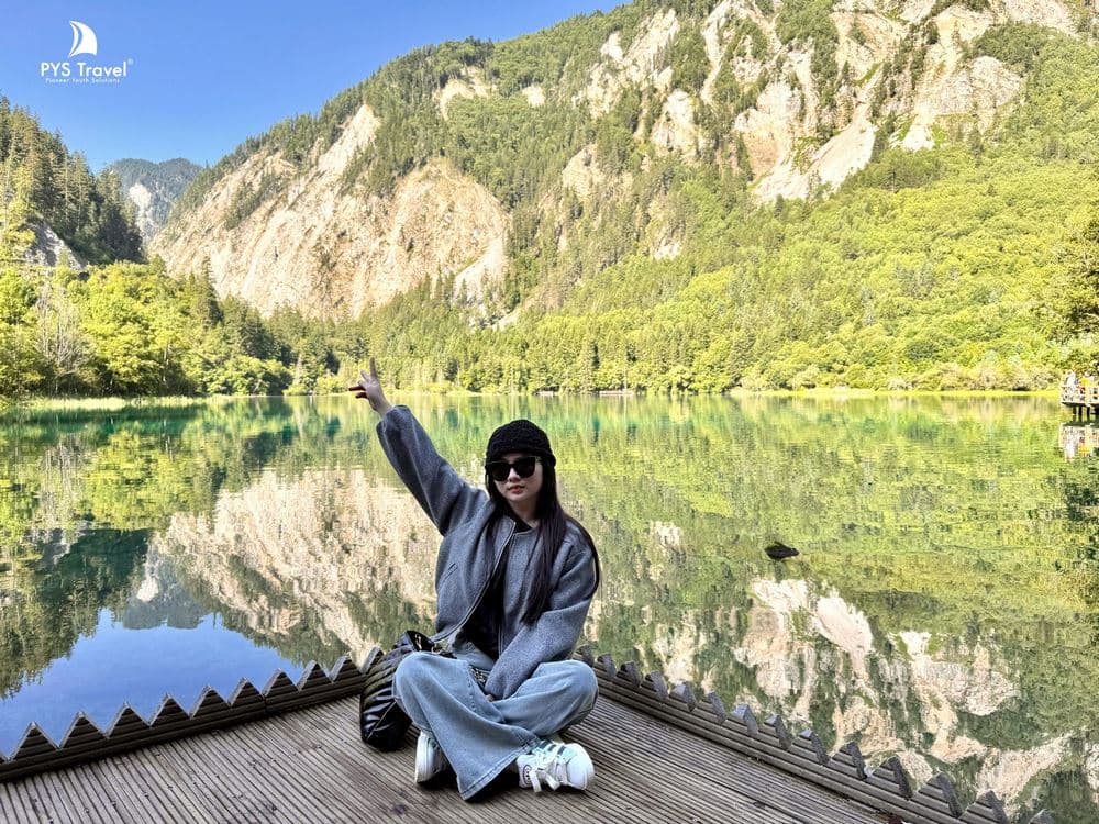 Du khách PYS Travel đi Cửu Trại Câu mùa hè