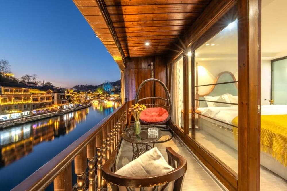 khách sạn view đẹp tại phượng hoàng cổ trấn