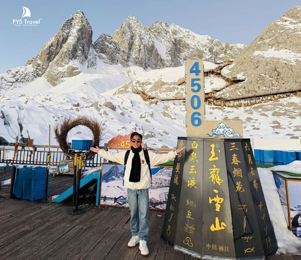 Du khách PYS Travel chụp ảnh núi Tuyết Ngọc Long