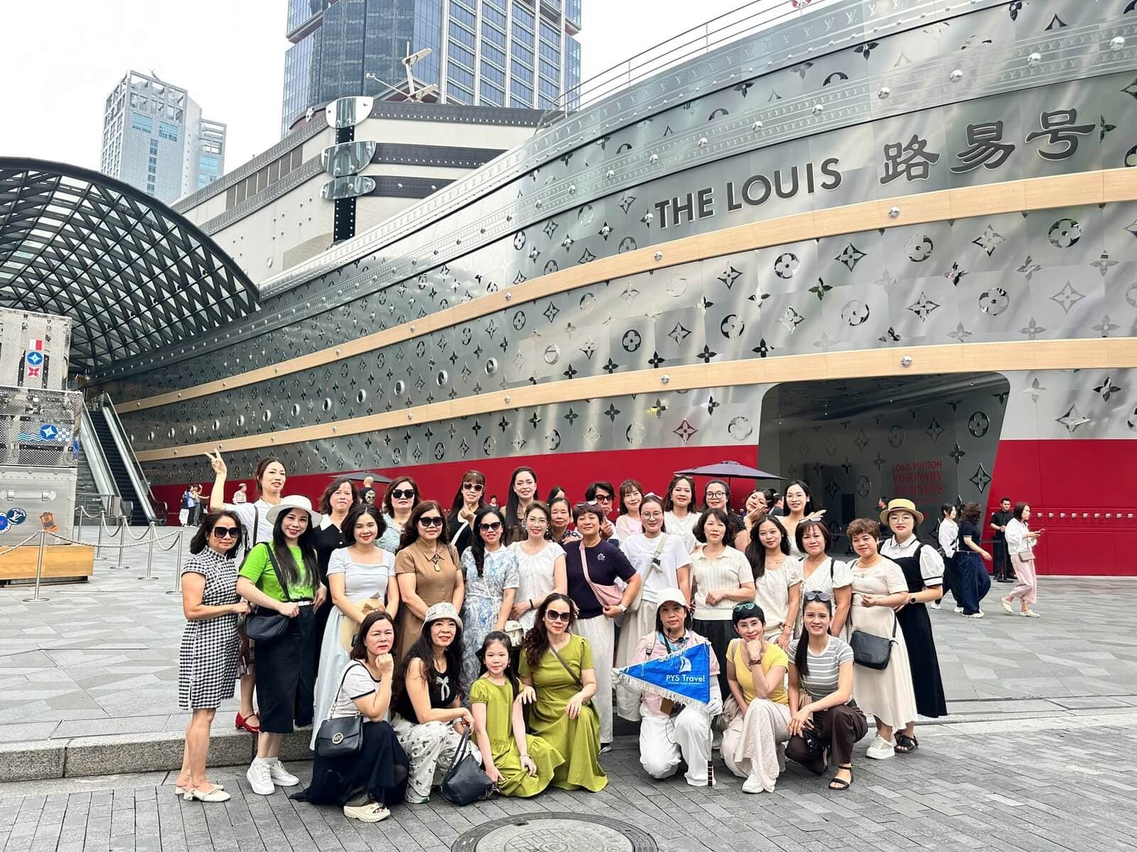 Du khách check-in tại The Louis Thượng Hải 