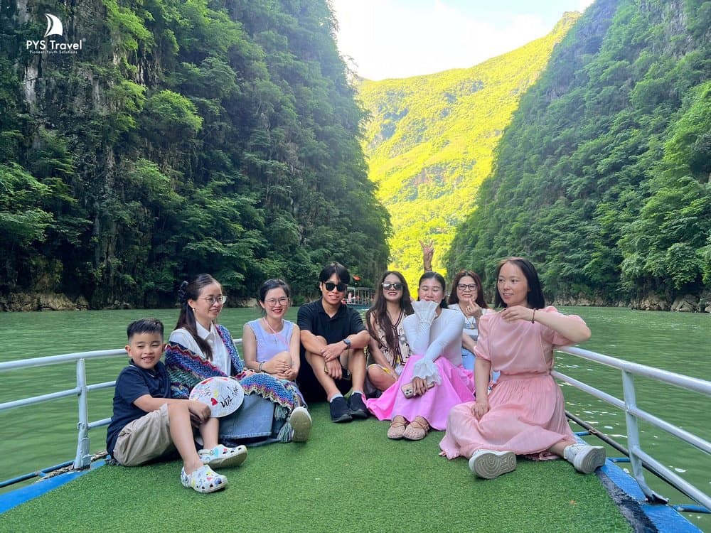 Du khách PYS Travel đi thuyền sông Nho quế