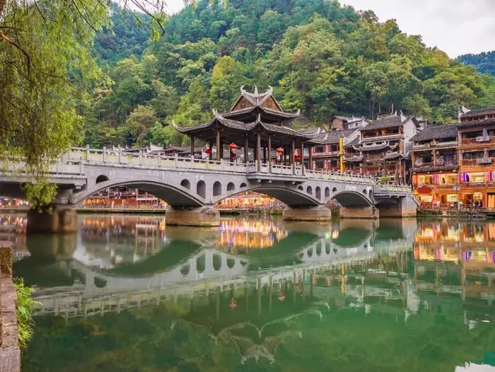 cầu kiều phượng hoàng cổ trấn.webp