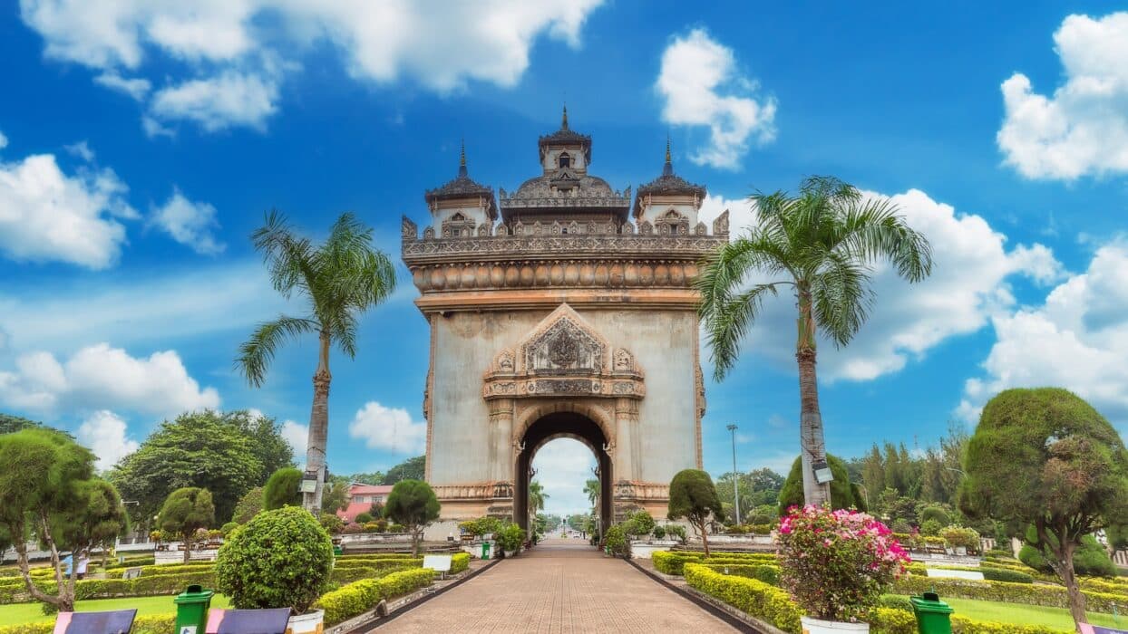 tượng đài chiến thắng patyxay.jpg