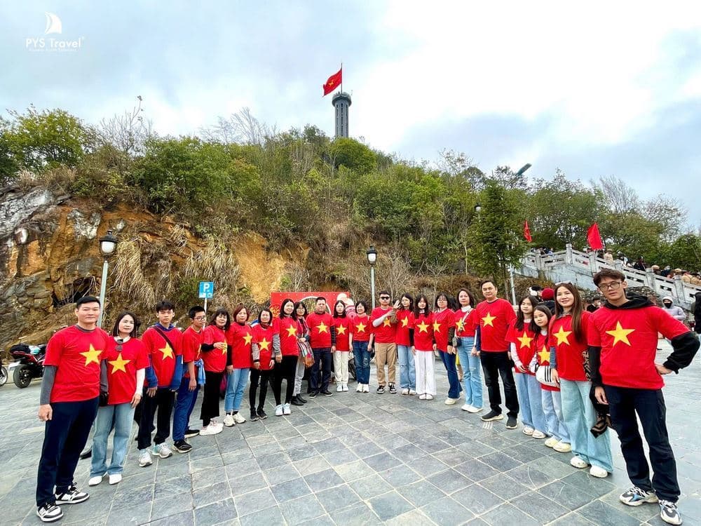 Du khách pys travel chụp cột cờ lũng cú
