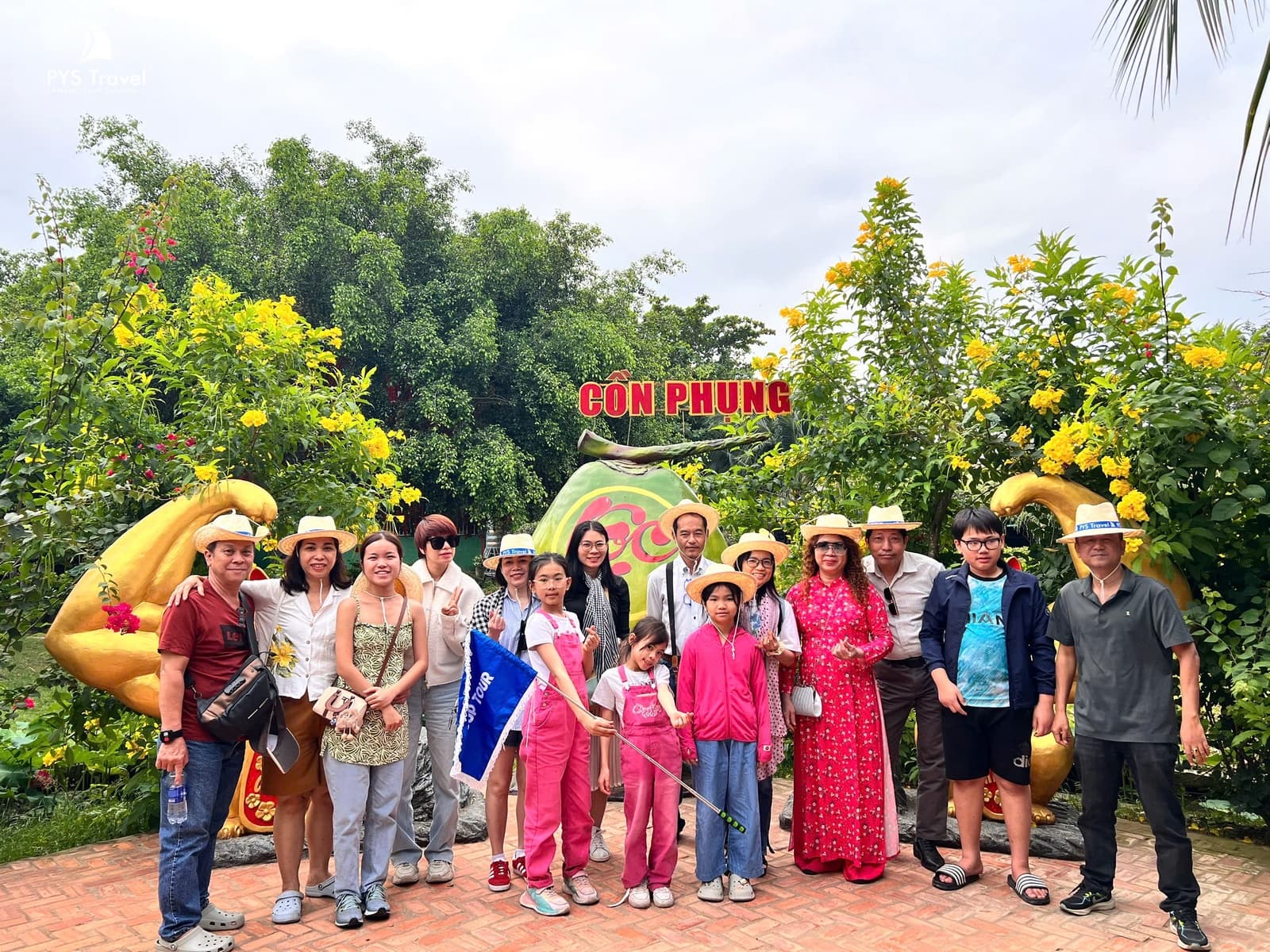Đoàn khách PYS Travel du lịch miền Tây