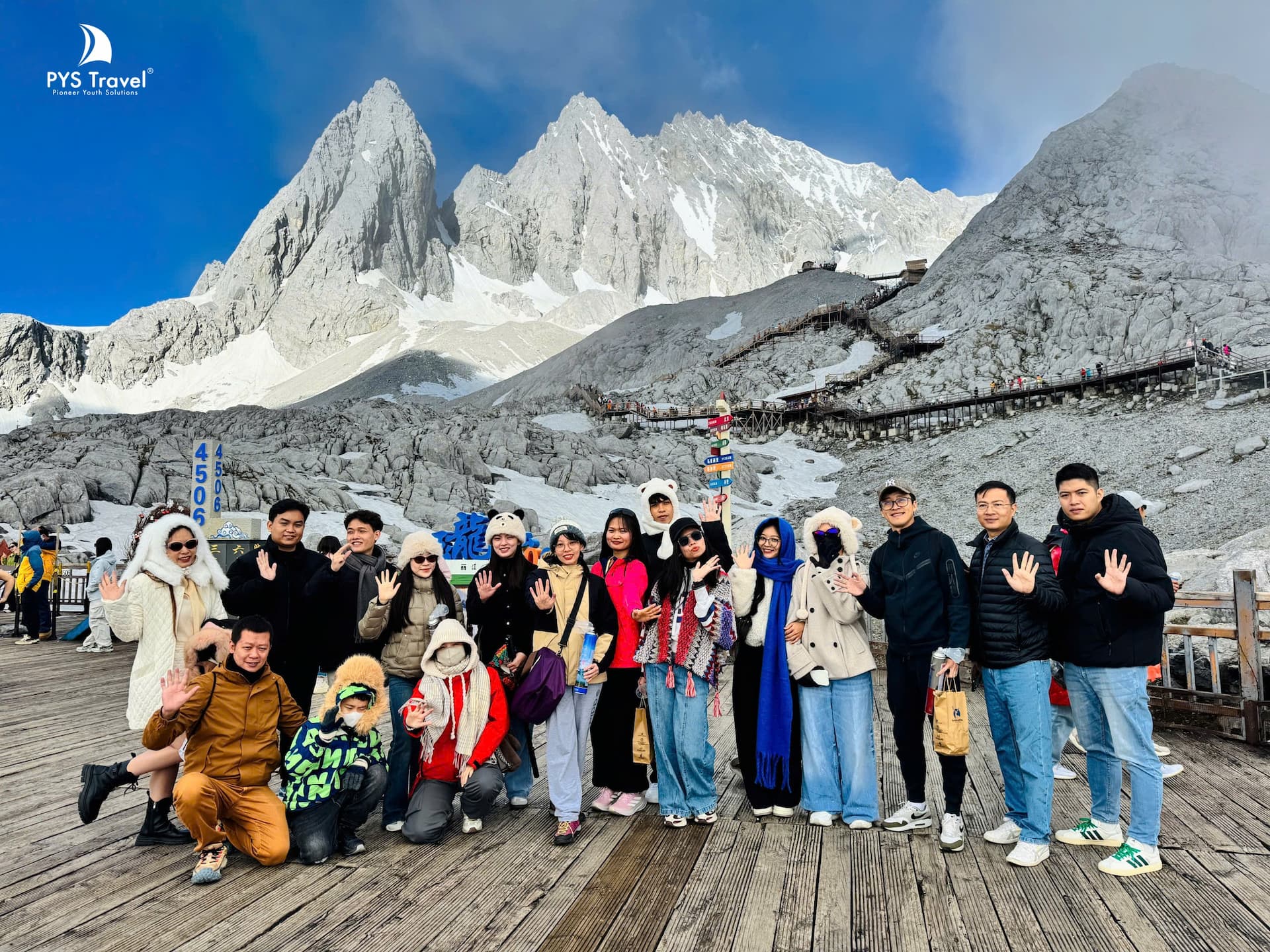 Đoàn khách PYS Travel tại Núi Tuyết Ngọc Long