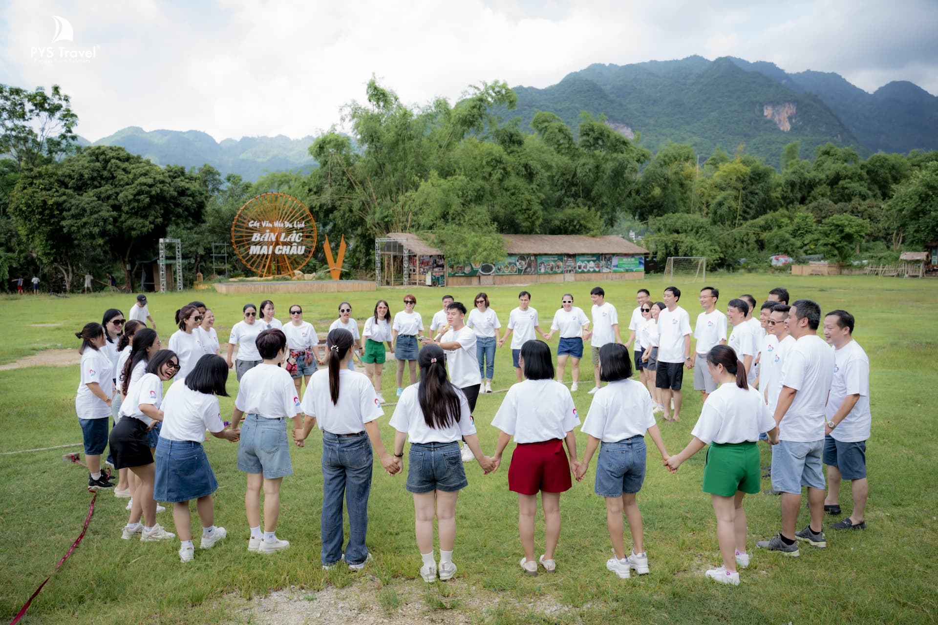 Du khách PYS Travel du lịch Mai Châu