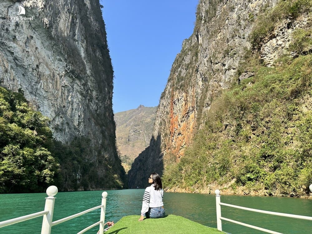 Du khách PYS Travel chụp ảnh tại sông Nho Quế