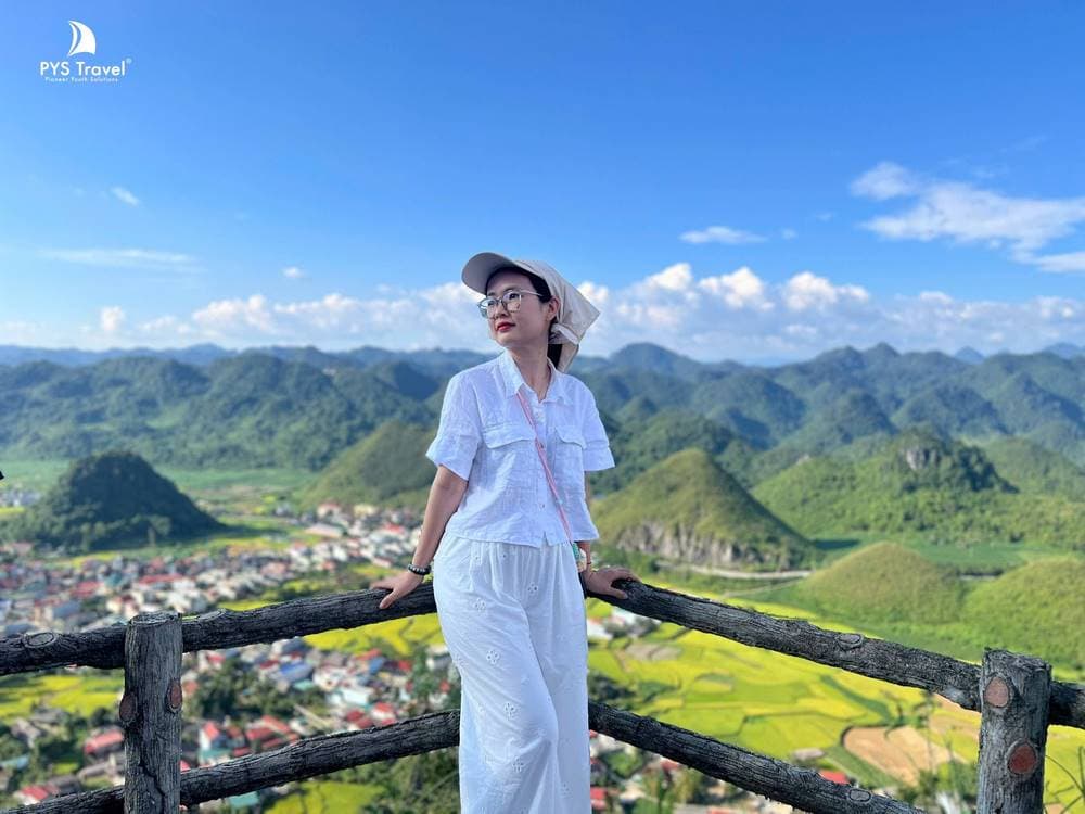 Du khách pys travel chụp ảnh tại Núi đôi cô tiên