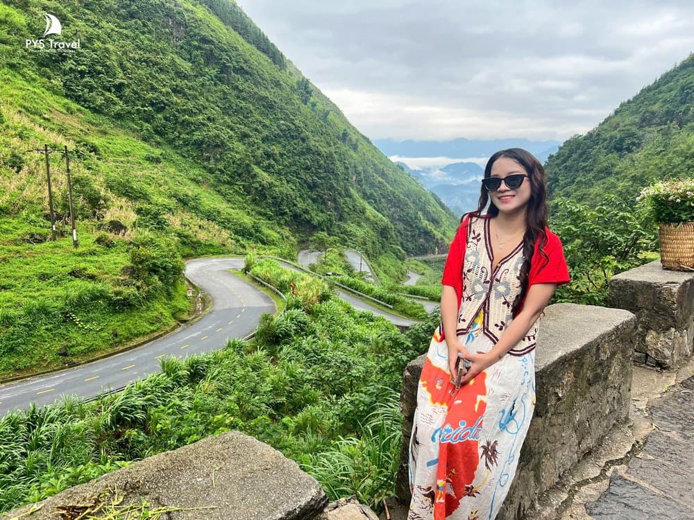 Du khách chụp ảnh tại dốc Thẩm Mã Hà Giang