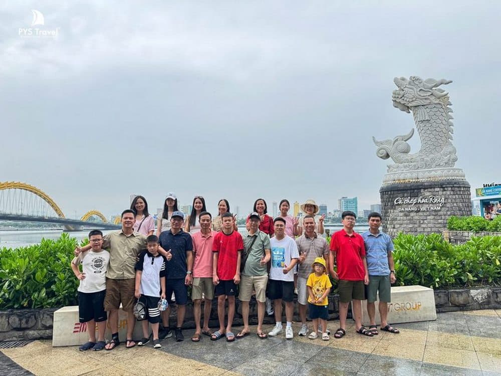 Ảnh chụp tại cầu Rồng Đà Nẵng Đoàn khách PYS Travel chụp ảnh tại Cầu Rồng Đà Nẵng