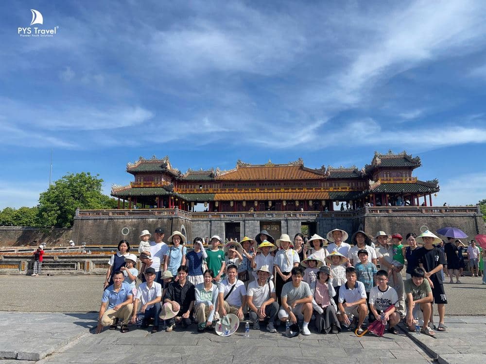 Đại Nội Huế Đoàn khách PYS Travel chụp ảnh đại nội Huế