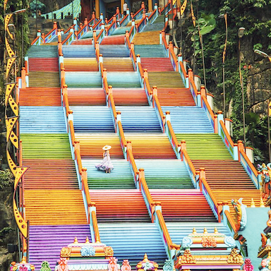 Khám phá cầu thang 7 sắc cầu vồng “đốn tim” triệu người trước động Batu, Malaysia