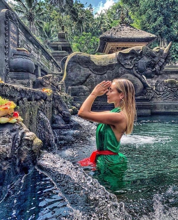 Tắm nước thánh ở Bali có gì HOT khiến du khách phải xếp hàng nườm nượp ?