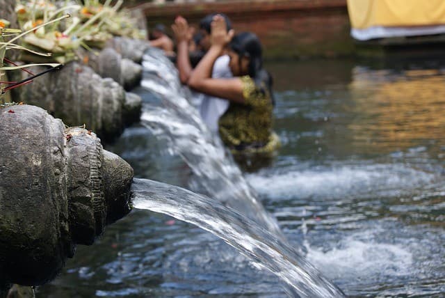 Đến Tirta Empul và trải nghiệm cảm giác du lịch " thanh tẩy"