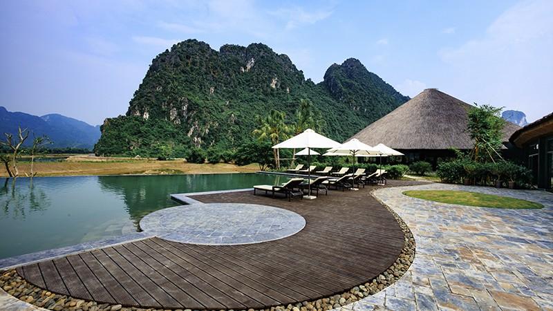 Nhìn toàn cảnh thấy được serena resort kim bôi được bao phủ bởi cây xanh, núi non trong lành