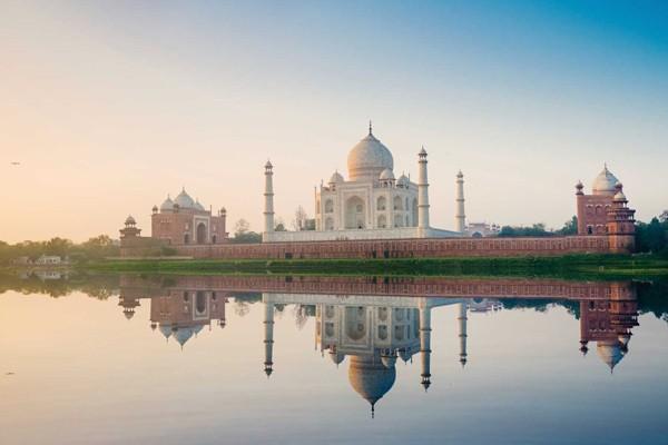 taj mahah ằm cạnh bên dòng sông Yamuna