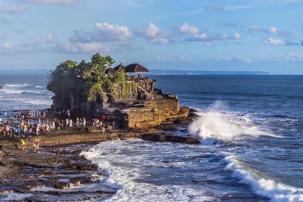 kham-pha-den-tanah-lot-linh-thieng-va-tuyet-dep-o-bali-2.jpg