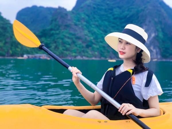 Du khách nên trải nghiệm chèo kayak ở Cát Bà