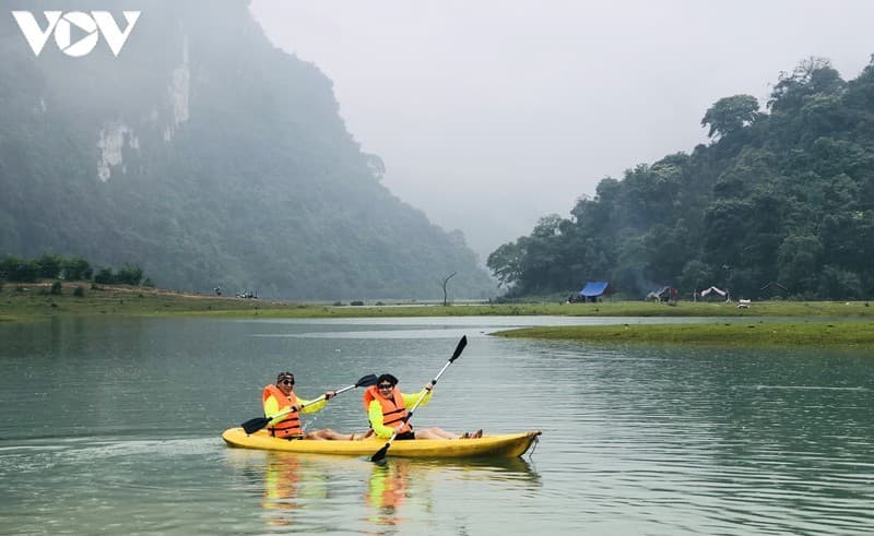 Chèo kayak trên hồ Nong Dùng.jpg