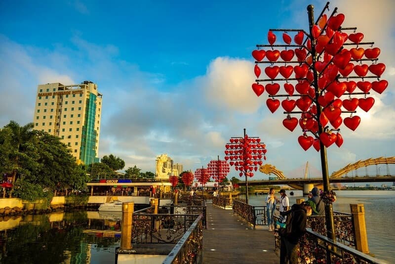tham quan cầu tình yêu đà nẵng